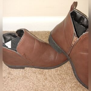 Women size 8 brown ankle boats
